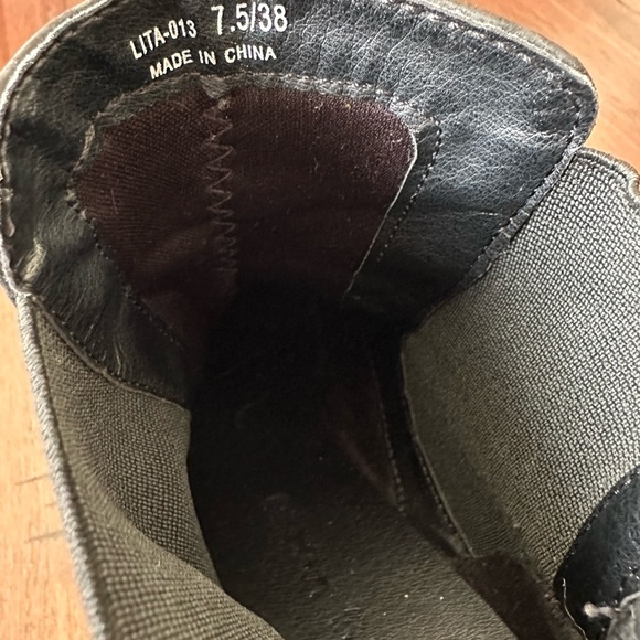 Size 7.5 black Chelsea boots - Picture 5 of 5